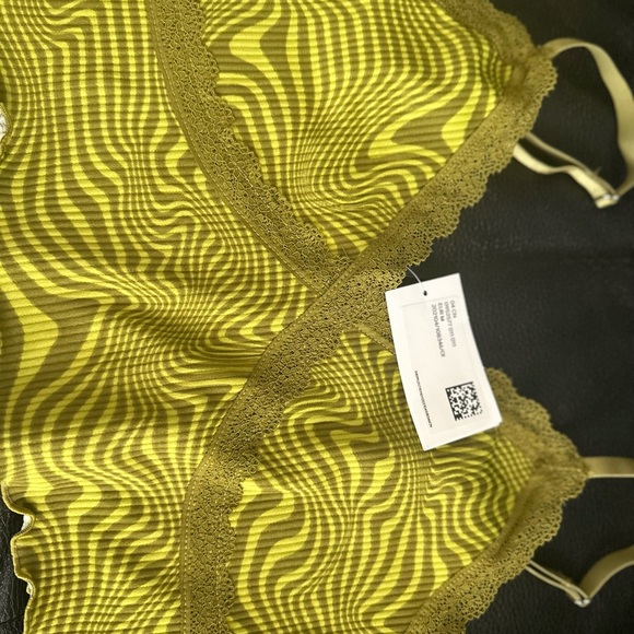 H&M crop top size M runs smaller, unused brand new with tag. - Picture 4 of 4